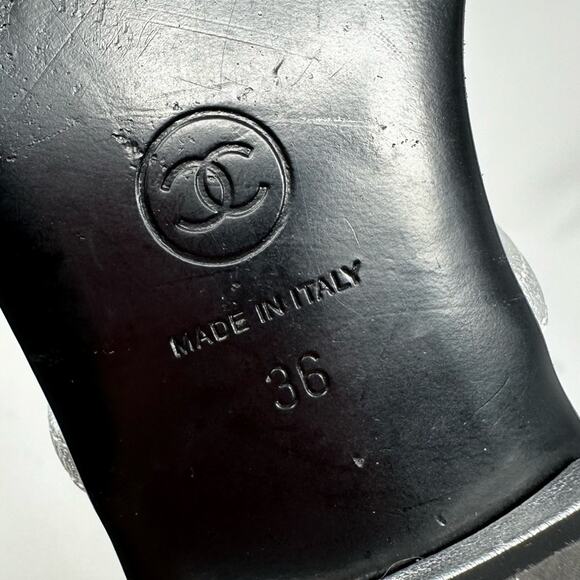 Chanel Silver Leather Crystal Embellished Interlocking CC Thong Flat Sandals - Picture 13 of 13